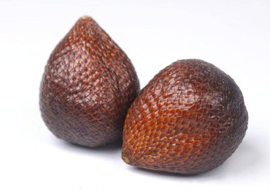 Beyaz arka planda yılan meyvesi olarak da bilinir.