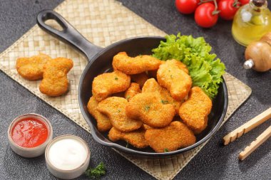 Soslu kızarmış tavuk nugget.