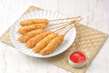 Sempol Ayam, kıyılmış tavuk, tapyoka unu, baharat ve yumurta karışımından yapılmış popüler bir Endonezya sokak yemeği..