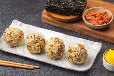 Kore pirinç topları, Jumeokbap olarak bilinir. El şeklinde pirinç topları sıklıkla yosun, susam yağı ve ton balığı ya da sebze gibi çeşitli dolgularla tatlandırılır..