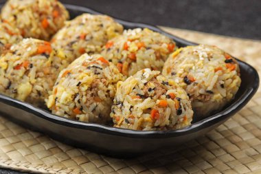 Kore pirinç topları, Jumeokbap olarak bilinir. El şeklinde pirinç topları sıklıkla yosun, susam yağı ve ton balığı ya da sebze gibi çeşitli dolgularla tatlandırılır..