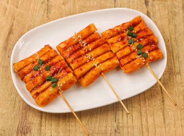 Tteokbokki, çiğnenmiş pirinç kekleri ve balık keklerinden yapılan popüler bir Kore sokak yemeği.