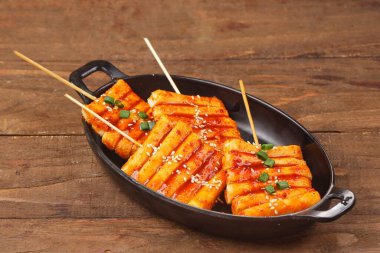 Tteokbokki, çiğnenmiş pirinç kekleri ve balık keklerinden yapılan popüler bir Kore sokak yemeği.