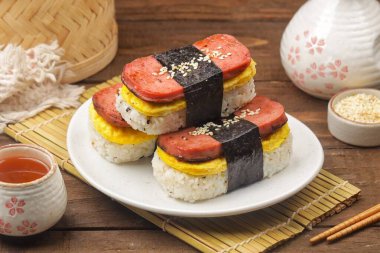 Spam musubi, Hawaii 'den gelen ve Norveç yosunlarıyla sarılı bir kalıp pirincin üzerinde omlet ve ızgara konserve jambon bulunan popüler bir atıştırmalık..