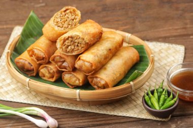 Lumpia rebug. Bambu börekleri, bambu filizleri, et ve benzeri şeylerle dolu omlet şeklinde atıştırmalıklar..