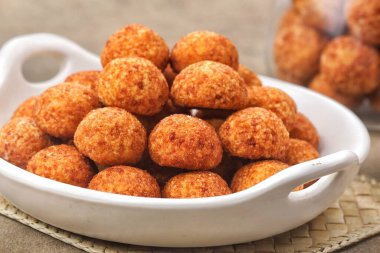 Palm Cheese Cookies, popüler bir Güneydoğu Asya hamur işi. Palmiye şekerinin tatlılığı ve tuzlu peynirin karışımı..