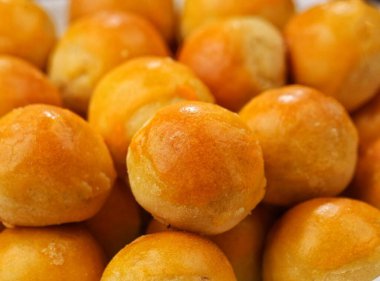 Endonezya 'da Nastar olarak da bilinen lezzetli ananaslı turtalar. Tatlı ve keskin ananas reçeli ile doldurulmuş küçük, ısırık büyüklüğünde hamur işleri..