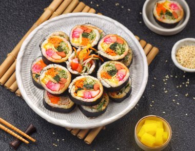 Kimbap ya da gimbap, pişmiş pilav ve kurutulmuş yosun çarşaflarında sarılmış çeşitli malzemelerden oluşan popüler bir Kore yemeği..