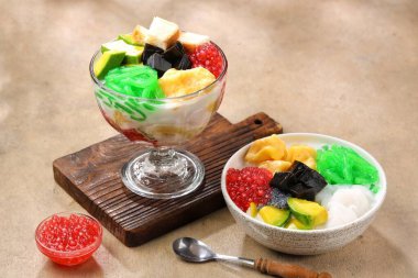 Es Campur, Endonezya 'nın popüler bir buzlu tatlısıdır. Karışık meyveler, jöle, çimen jölesi ve tapyoka incileri ile birlikte buzlu, tatlı şuruplu ve konsantre sütle servis edilir.