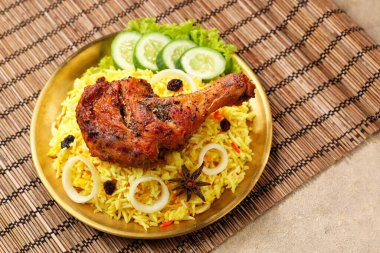 Kokulu Nasi Biryani geleneksel bir tabakta servis edilirken, aromatik baharatlar, taze tavuk, karamelize soğan ve taze otlarla pişirilmiş uzun taneli basmati pilavı servis edildi. Lezzetli Güney Asya ve Orta Doğu pirinç yemeği