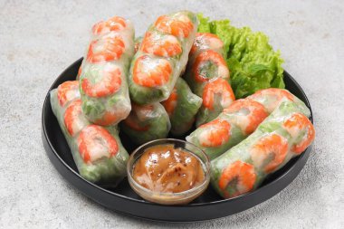 Taze Vietnam börekleri (Goi Cuon) karides, pirinç vermicelli, marul ve şeffaf pirinç kağıdına sarılmış taze otlarla dolu.