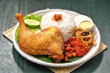 Tavuklu pilav ve farklı atıştırmalıklar.