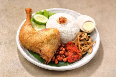 Tavuklu pilav ve farklı atıştırmalıklar.