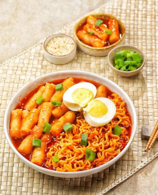 Rabokki, Kore 'de popüler bir sokak yemeği, kaynamış yumurta, yeşil soğan ve yeşil soğan ile süslenmiş tatlı ve baharatlı bir sosta kaynatılmış tteokbokki (çiğnenmiş pirinç keki) ve ramyeon (hazır erişte) karıştırılmış bir füzyon yemeği.