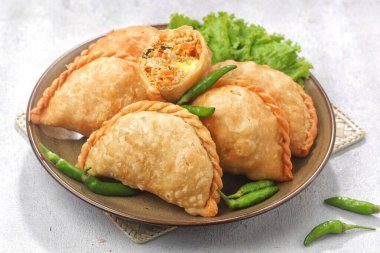 Pastel Goreng. Pastel, havuç, patates, tavuk ve haşlanmış yumurta içeren tipik bir Endonezya hamur işidir.