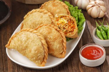 Pastel Goreng. Pastel, havuç, patates, tavuk ve haşlanmış yumurta içeren tipik bir Endonezya hamur işidir.