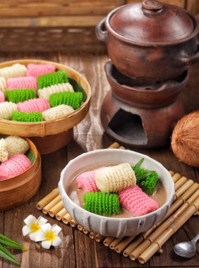 Petulo (veya Putu Mayang), genellikle pembe ve yeşil ipliklerle renklendirilmiş pirinç unu veya nişastanın iplikçiklerinden yapılan geleneksel bir Endonezya aperatifi. Atıştırmalık genellikle hindistan cevizi sütü ve sıvı palmiye şekeri sosuyla servis edilir (kinka).).