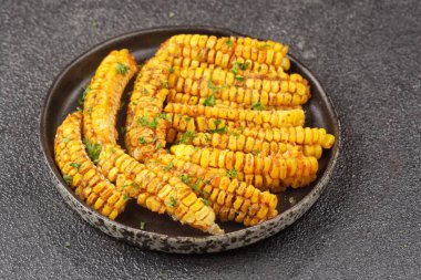 Tuzlu ve baharatlı kızarmış mısır kaburgası.