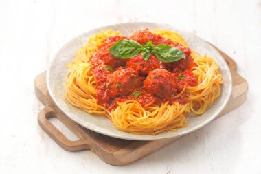 Domates soslu köfteli makarna.