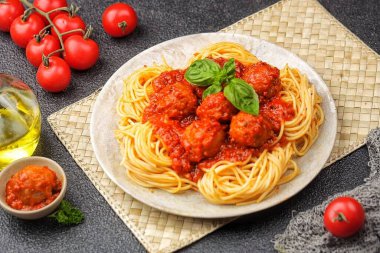 Domates soslu köfteli makarna.