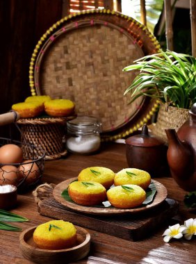 Taze otlarla ahşap masaya dizilmiş renkli geleneksel gıdalar.