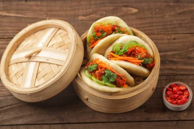 Kore usulü Bao çörekleri, çıtır tavuk ve sebzeli. Asya mutfağı