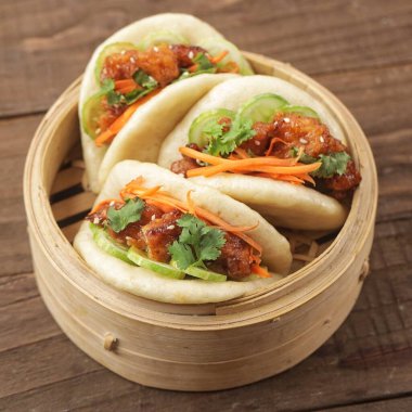 Kore usulü Bao çörekleri, çıtır tavuk ve sebzeli. Asya mutfağı