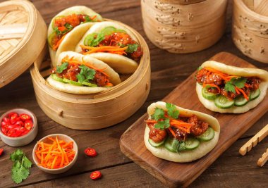 Kore usulü Bao çörekleri, çıtır tavuk ve sebzeli. Asya mutfağı