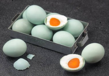 Telur Asin. Tuzlu yumurta, tuzlama ile korunan yumurtalardan yapılan yemeklerin genel terimidir.