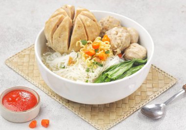 Köfteli, sebzeli ve soslu erişte.