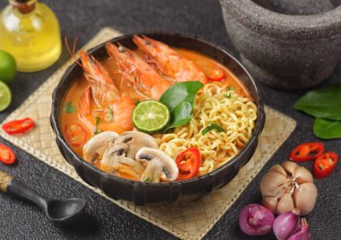 Taylandlı Tom Yum Goong karides çorbası, popüler ve karakteristik aromatik bir yemek, keskin, baharatlı ve aromatik bir tat ile bilinir, genellikle limon otu, limon ve biber içerir..