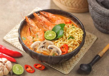 Taylandlı Tom Yum Goong karides çorbası, popüler ve karakteristik aromatik bir yemek, keskin, baharatlı ve aromatik bir tat ile bilinir, genellikle limon otu, limon ve biber içerir..