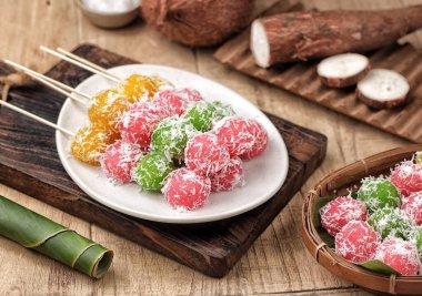 Şişler üzerindeki renkli geleneksel tatlılar beyaz tabakta çaydanlık ile sıralanmış. Nöbetçi ya da tapyoka cassava, rendelenmiş kasavadan yapılan aperatif