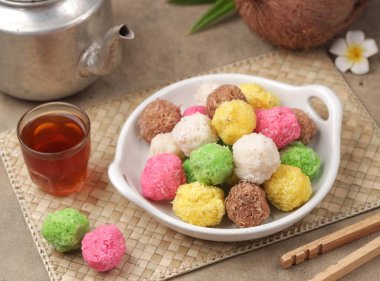 Geplak, rendelenmiş hindistan cevizi ile şeker ve vanilya karıştırılmış, bazıları durian, soursop veya jackfruit ile karıştırılmış bir aperatiftir.