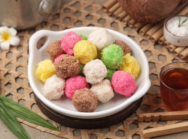 Geplak, rendelenmiş hindistan cevizi ile şeker ve vanilya karıştırılmış, bazıları durian, soursop veya jackfruit ile karıştırılmış bir aperatiftir.