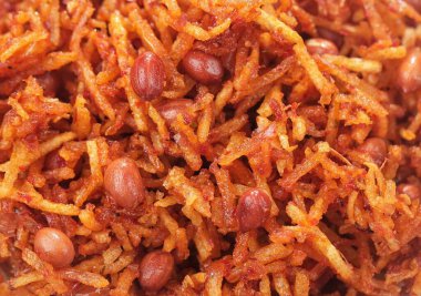 Kentang Mustofa, popüler bir Endonezya yemeği. Geleneksel Endonezya baharatlarıyla kızartılmış çıtır, kuru, kibrit şeklinde patateslerden oluşur..