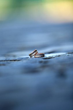 Arkaplanı bulanık olan tahta bir tahtanın dikey görüntüsü