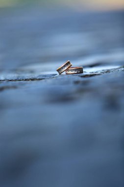 Evlilik alyansları aşk ve evliliğin romantik sembolüdür.
