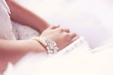 Gelin elinde bir buket düğün çiçeği