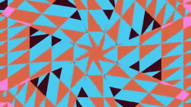 Pembe arkaplan ve turuncu yeşil ve mavi üçgen şekilli renkli geometrik desen görsel ilgi yaratıyor.