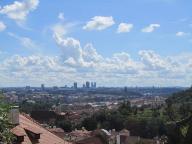 Prag 'ın geleneksel mimarisi ile uzaktaki modern ufuk çizgisi arasındaki zıtlığı gösteren bir çekim..