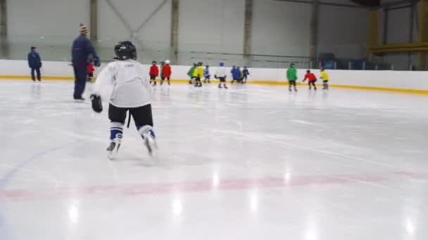 Russia, Addestramento di hockey per bambini. Junior squadra di hockey su ghiaccio — Video Stock
