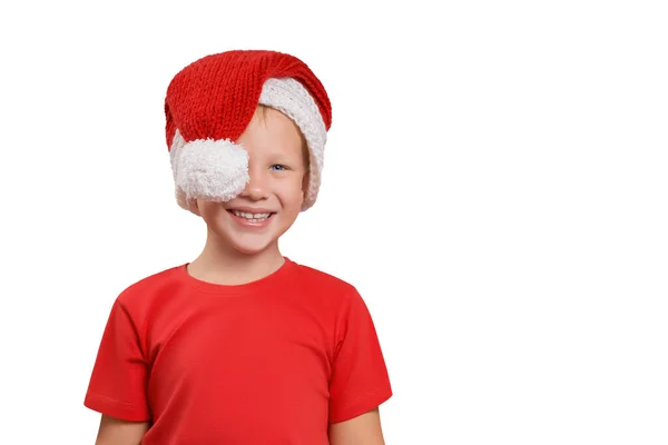 Wesoły Chłopiec Kapeluszu Świętego Mikołaja Czerwonym Shircie Śmieje Się Wesoło — Zdjęcie stockowe
