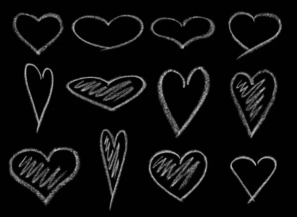 一套漂亮的心脏 手绘白色粉笔在黑色黑板上设计 在黑色背景上隔离 — 图库照片
