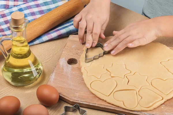 Χέρια Του Παιδιού Κρατούν Ένα Μεταλλικό Κόφτη Μπισκότων Και Κόβουν Φωτογραφία Αρχείου