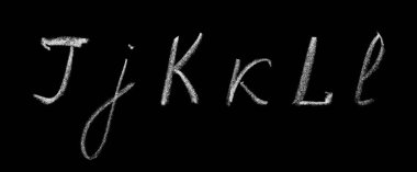 Büyük ve küçük harfler J, K, İngiliz alfabesinin L harfleri siyah arka planda izole edilmiş bir tahtaya elle tebeşirle yazılmış. Tasarım ögeleri, tebeşir yazı tipi