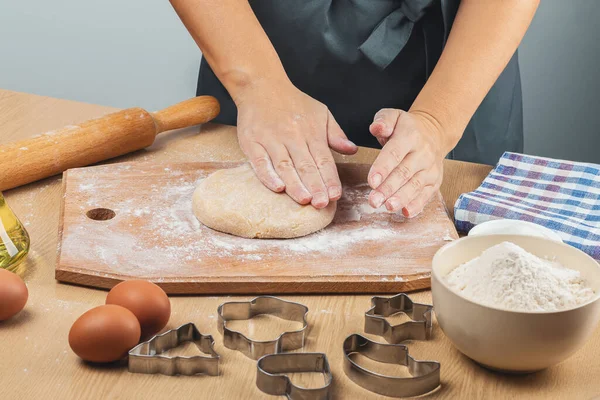 Női Kezek Lisztben Gyúrják Tésztát Házi Kekszhez Egy Falemezen Közelben — Stock Fotó