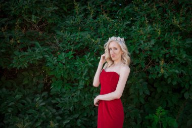 Kafasında taç olan güzel bir kız. Güzellik kraliçesi. Cennet Bahçesi 'nde Havva