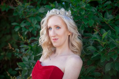 Kafasında taç olan güzel bir kız. Güzellik kraliçesi. Cennet Bahçesi 'nde Havva