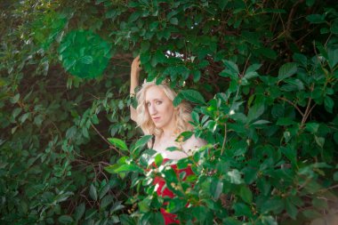 Kafasında taç olan güzel bir kız. Güzellik kraliçesi. Cennet Bahçesi 'nde Havva